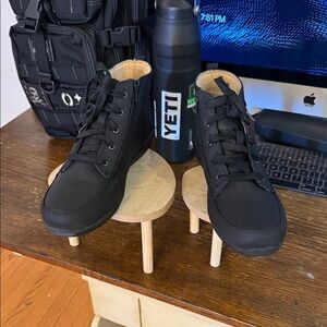 VIONIC WATER PROOF WOMENS BLACK WALKING BOOTS SIZE 9.5. SRP $160